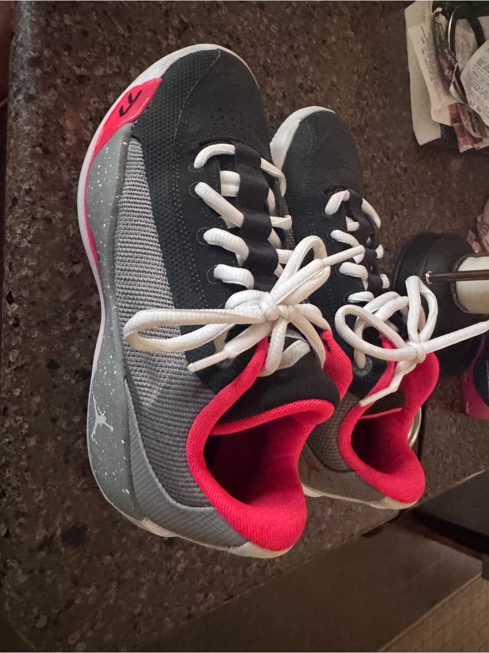 Jordan Kids Low-Top basketball Shoes in Gray & Coral